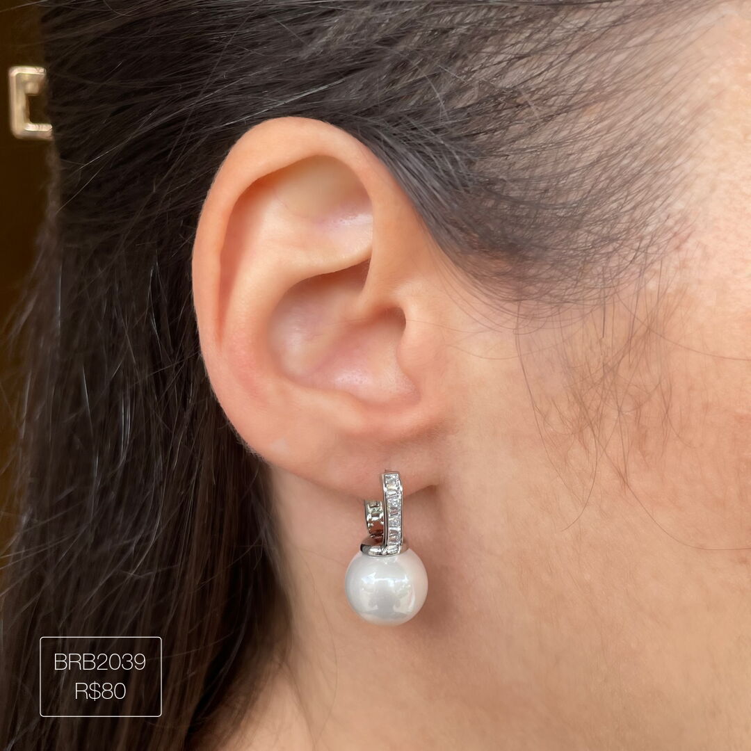 Brinco Argola c/ Pérola G Fixa Cravejada de Baguetes Cristal Prateada